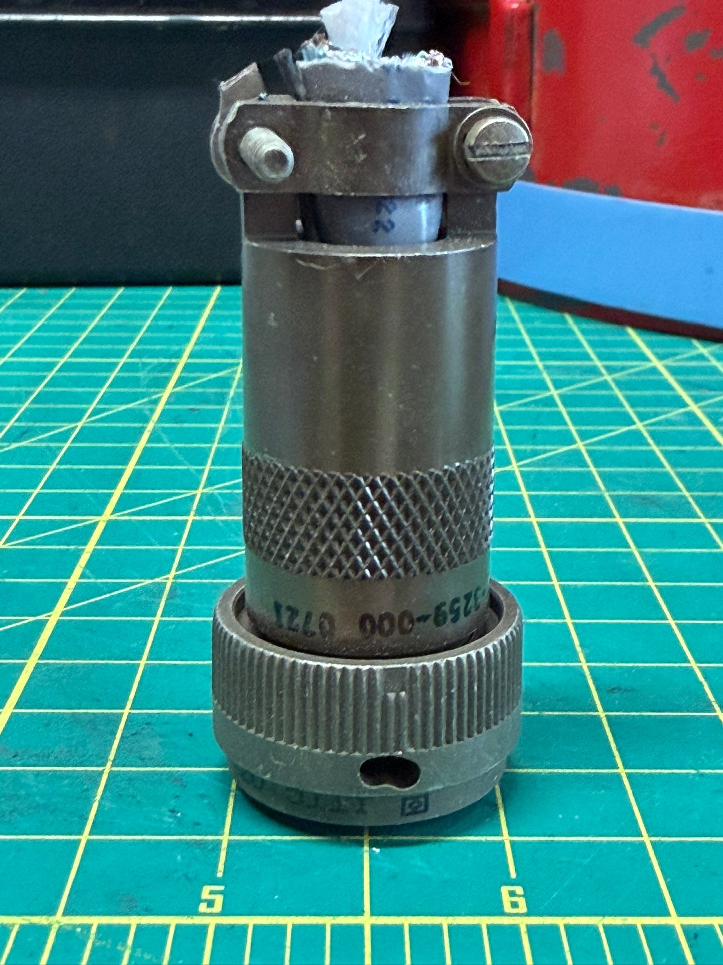 Greeblie Male 18-Pin Circular Connector Medium