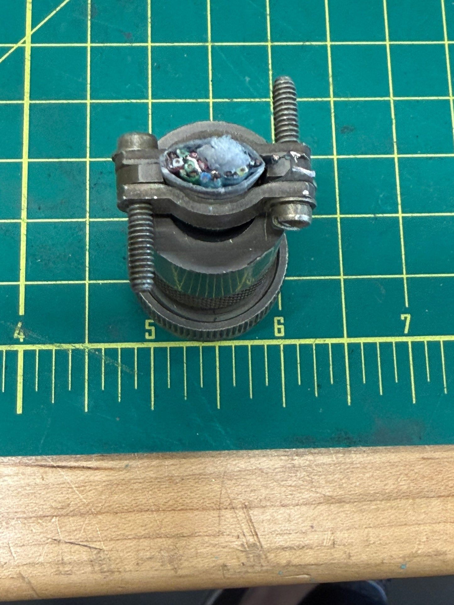 Greeblie Male 18-Pin Circular Connector Medium