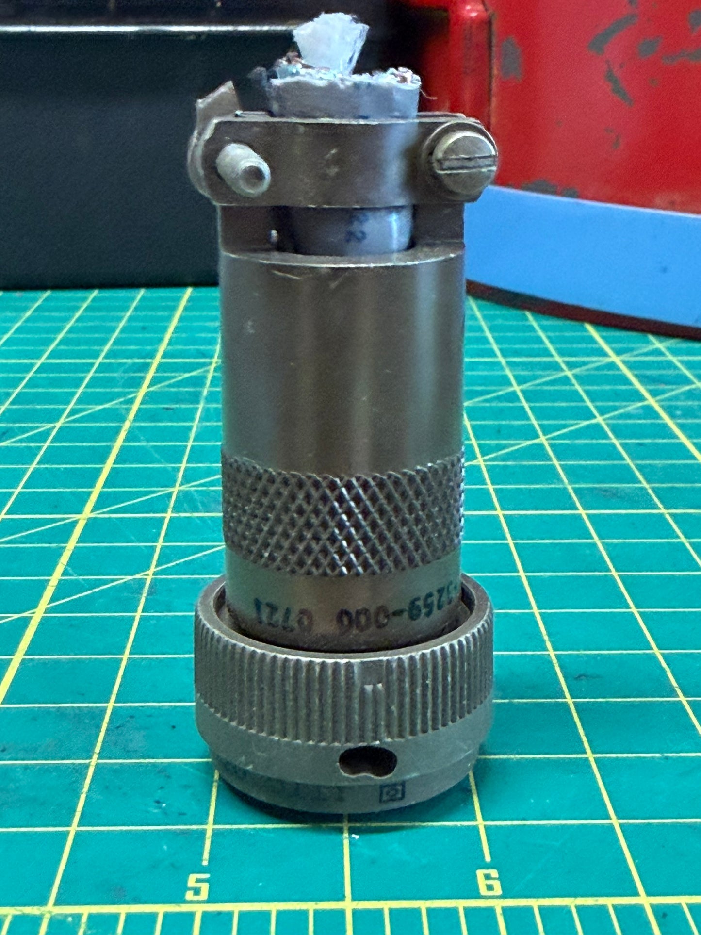 Greeblie Male 18-Pin Circular Connector Medium